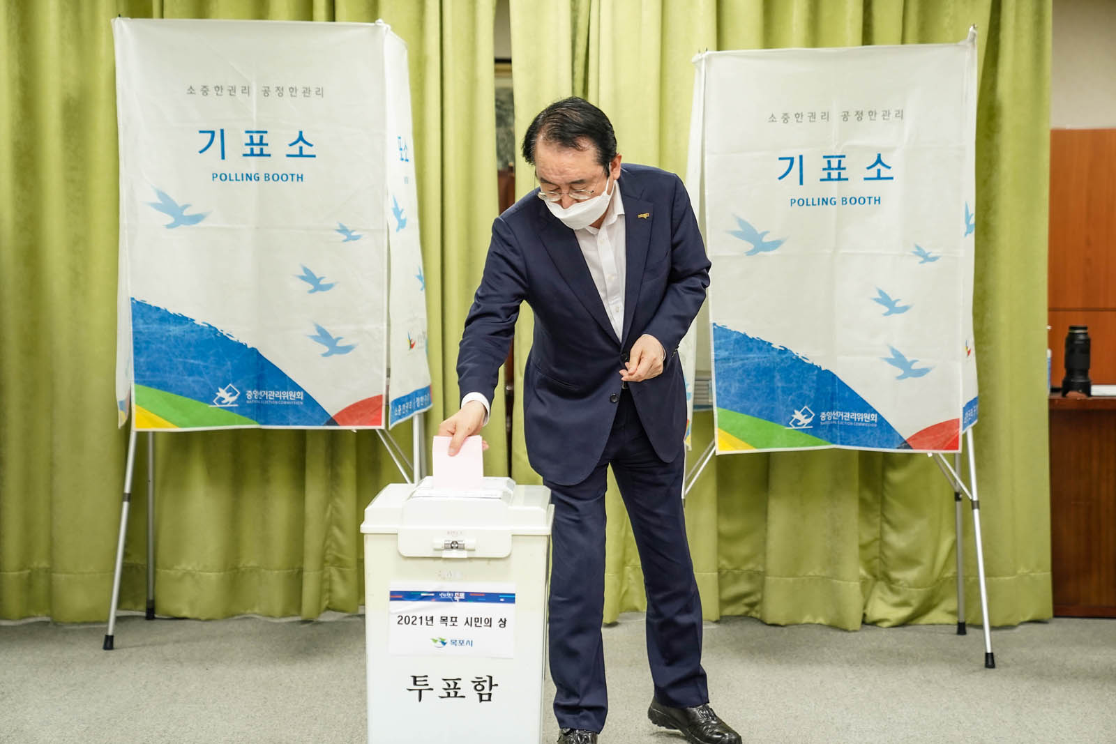목포시민의 상 심사위원회에서 시장님이 기표 후 투표함에 넣고 있다.
