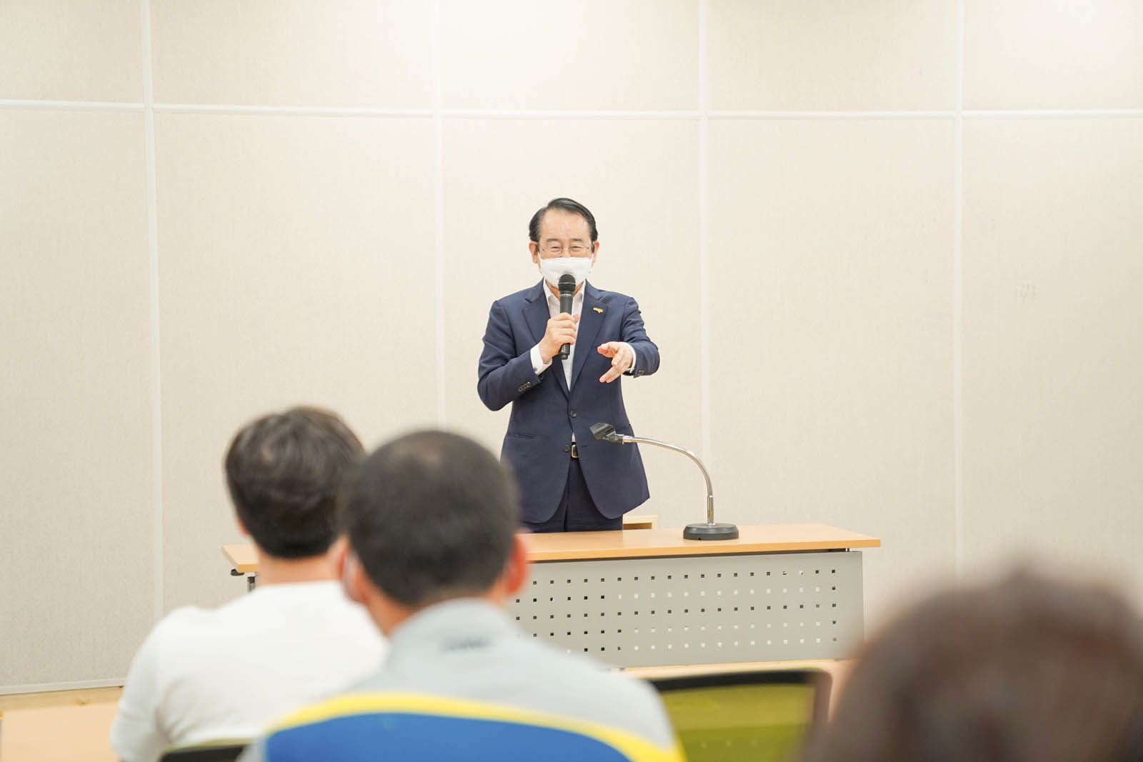 복지시설에서 관계자들을 모시고 말씀 중인 시장님을 가까이서 찍은 사진이다
