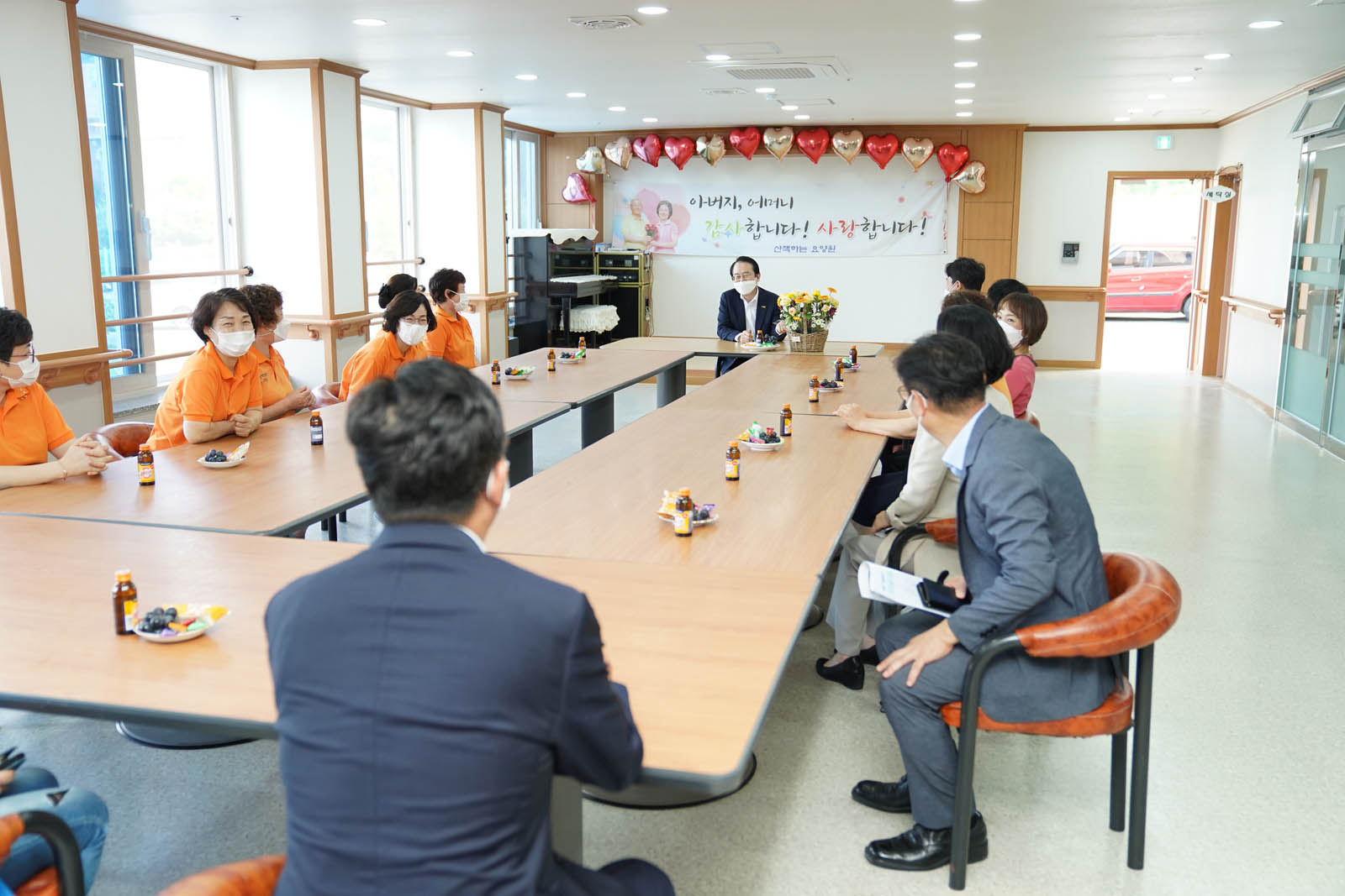 시장님과 복지시설 관계자들이 다과를 앞에 두고 간담을 나누고 있는 사진이다