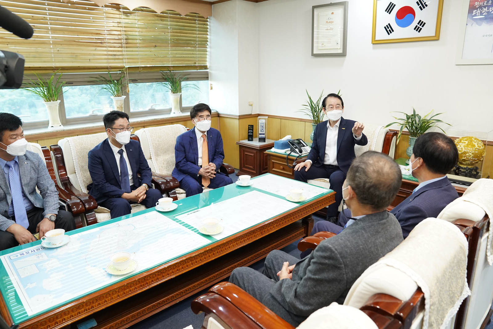 씨월드 고속훼리 (주 이웃사랑 성금 기탁식 관계자들이 사무실에서 시장님과 간담을 나누고 있다