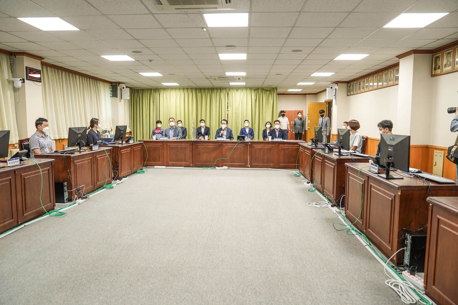 시장님이 추석맞이 유관기관 상황실 방문하여 상황실에서 말씀 중인 사진