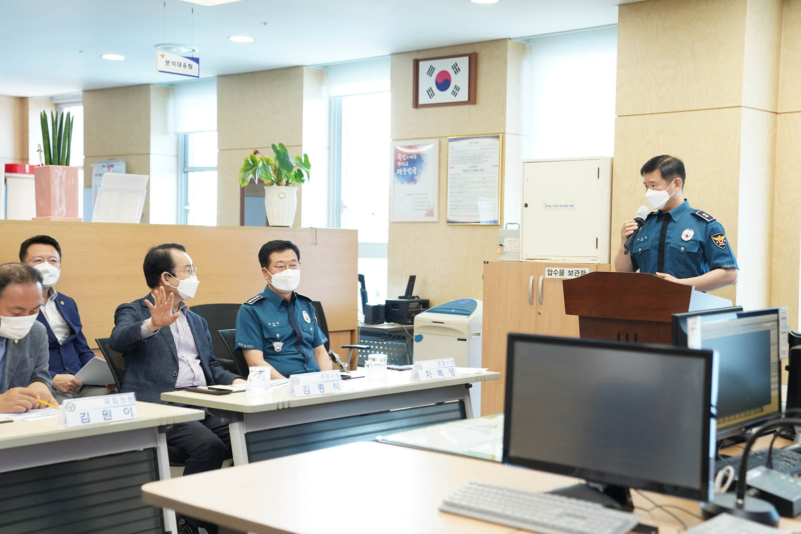 시장님 외 관계자들이 상황실에서 설명을 들으며 질문하고 있는 사진