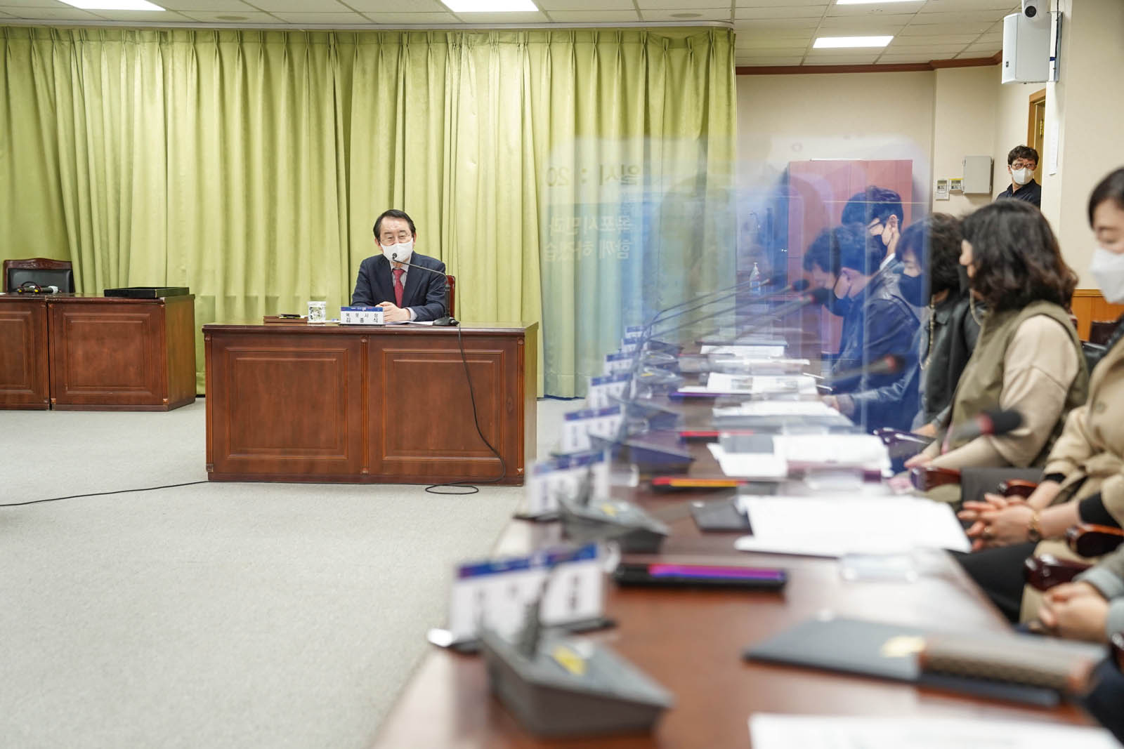 (03.15.상황실) 신흥동 주민자치위원회 위원 위촉식에서 목포시장이 연설하고 있다.