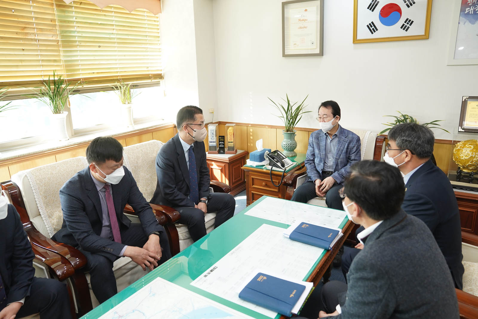 (03.16.시장실) 목포교육지원청 장학금 기탁식 전 사무실에서 담화 나누는 모습을 전체로 찍은 사진이다.