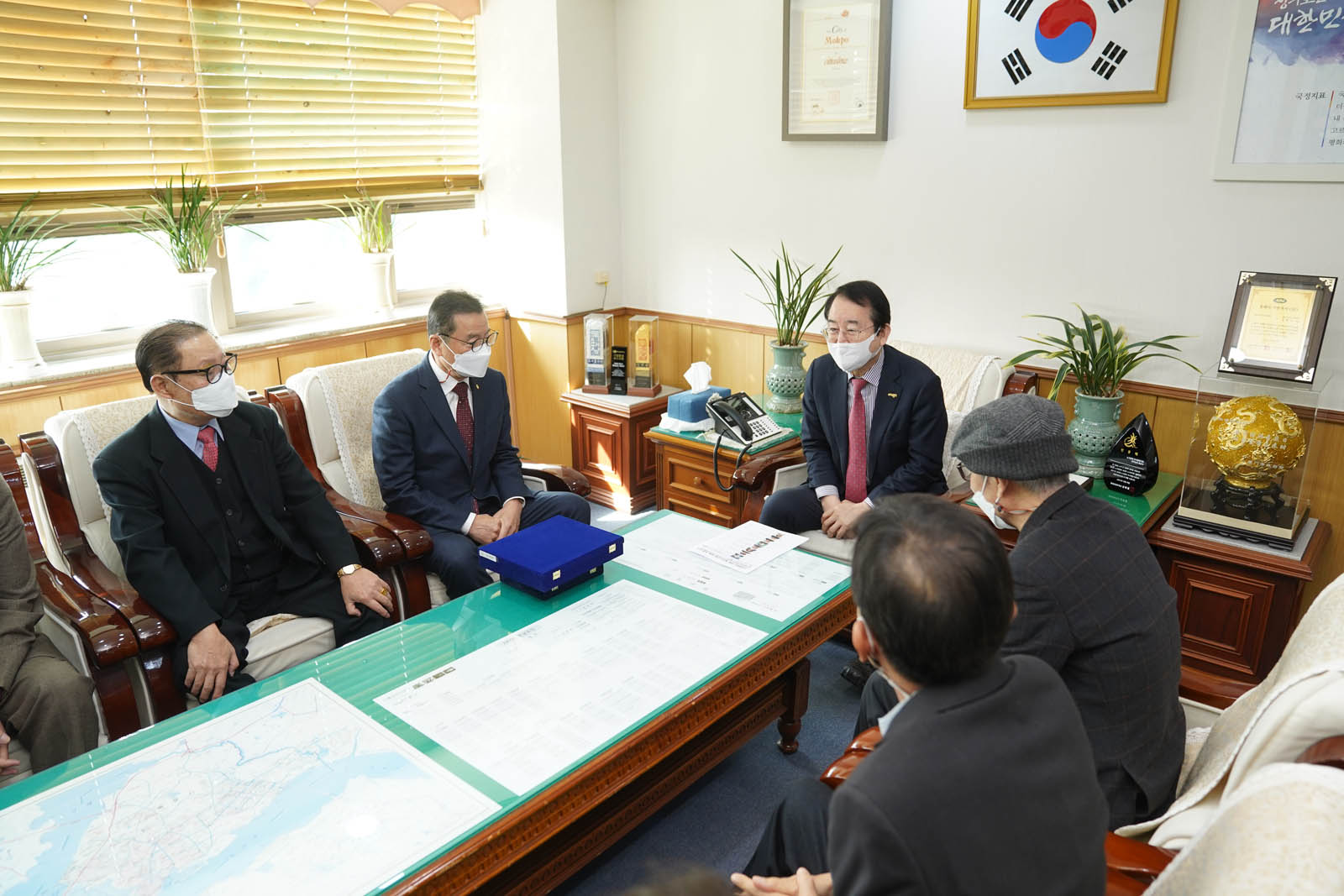 (03.19.국제FC) 목포시민문화포럼 창립총회 중 사무실 방문하여 관계자들과 담화 나누는 모습