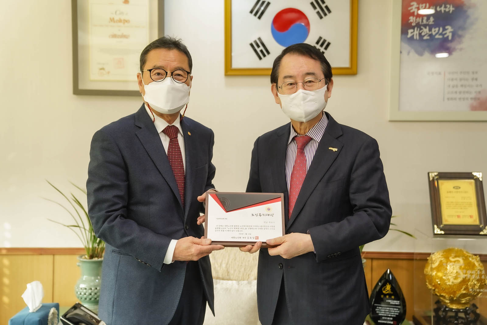 (03.19.국제FC) 목포시민문화포럼 창립총회 후 명패를 들고 기념 촬영을 하고 있다.