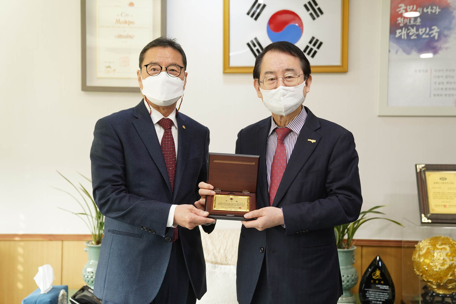 (03.19.국제FC) 목포시민문화포럼 창립총회 후 기념패를 들고 기념 촬영을 하고 있다.