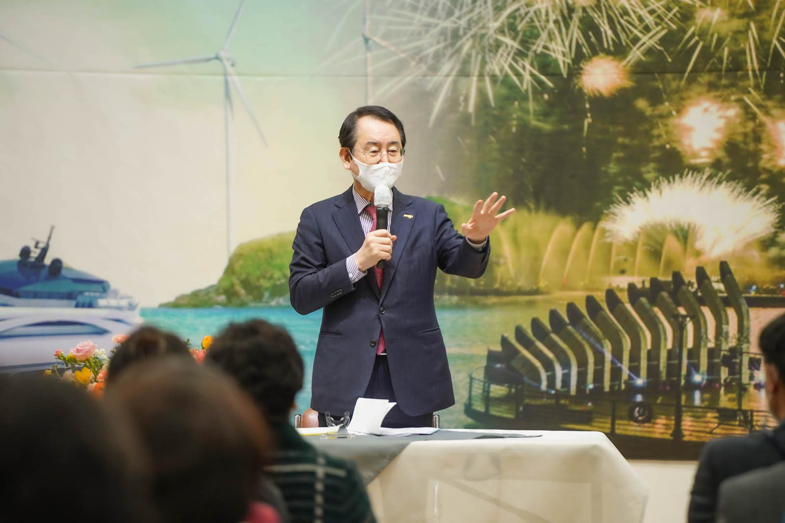 (03.21.종합사회복지관) 시정보고 및 시민과의 대화에서 목포시장이 연설하고 있다.