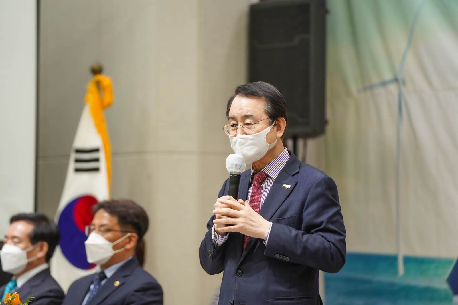 (03.21.종합사회복지관) 시정보고 및 시민과의 대화에서 연설하고 있는 목포시장을 가까이에서 찍은 사진이다.