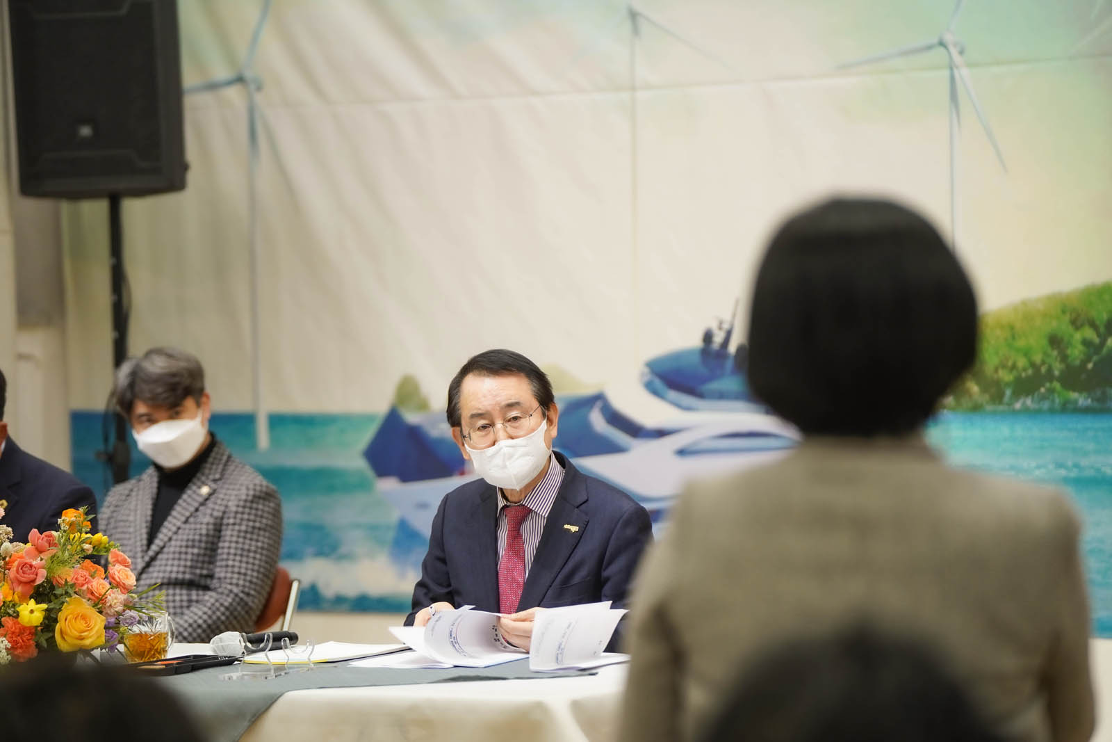 (03.21.종합사회복지관) 시정보고 및 시민과의 대화에서 한 시민의 이야기를 진지하게 듣고 있는 목포시장의 모습이다.