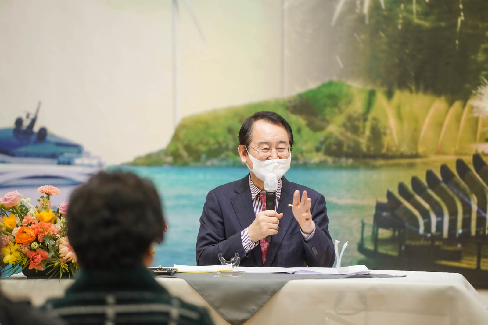 (03.21.종합사회복지관) 시정보고 및 시민과의 대화에서 목포 시장이 웃으며 이야기 하고 있다.