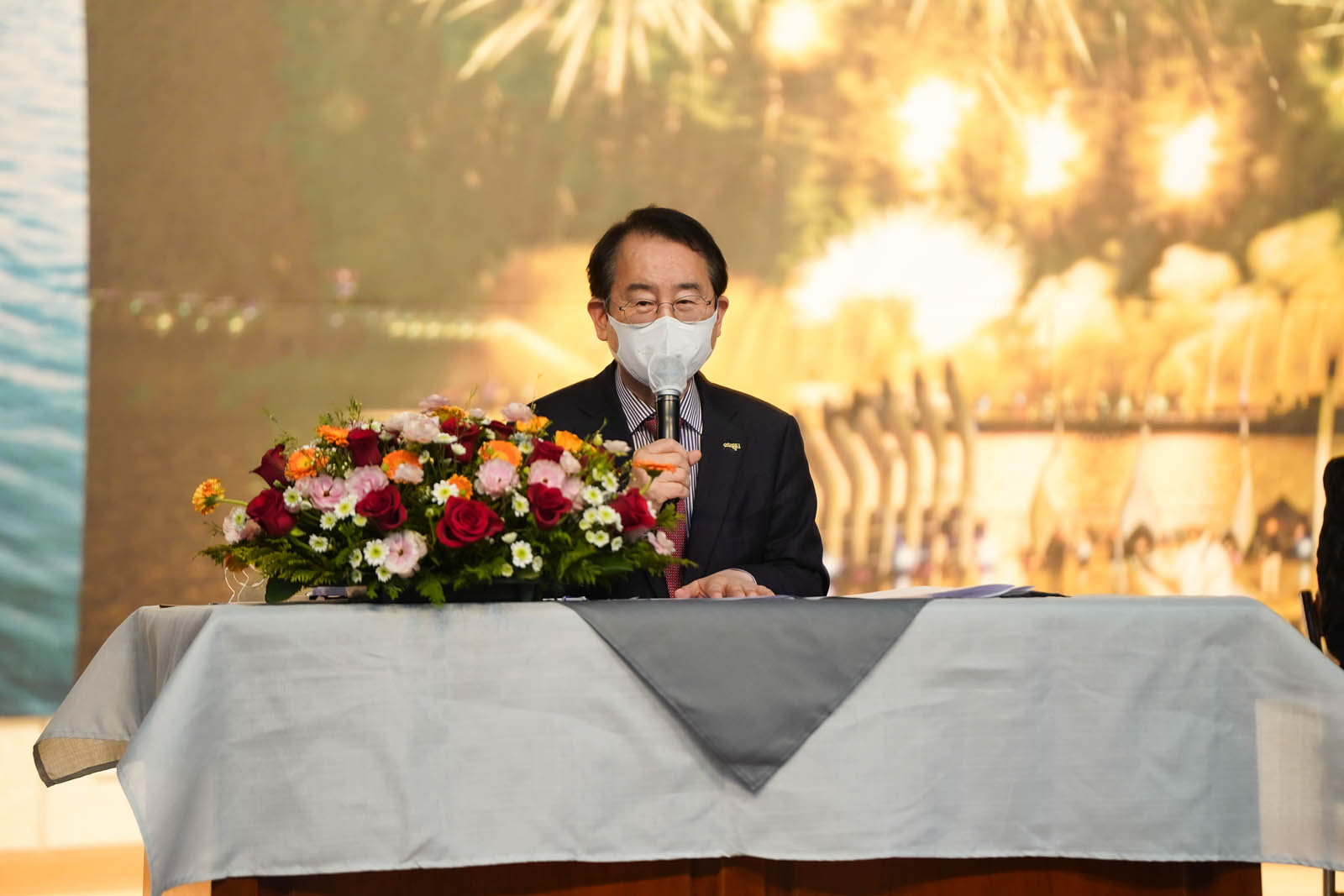 (03.22.해양수산복합센터)  시정보고 및 시민과의 대화에서 목포시장이 마이크를 들고 이야기하고 있다.