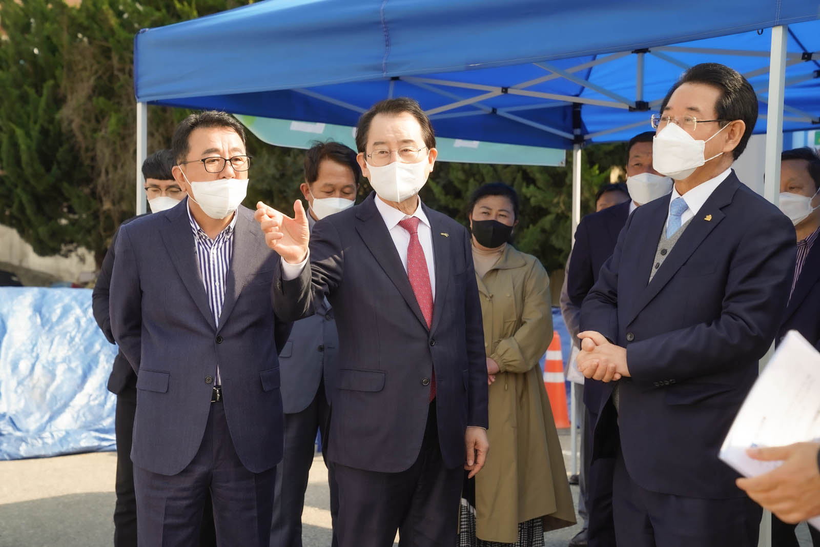 (03.23.통일플러스센터) 공정계획표를 확인하는 목포시장의 모습