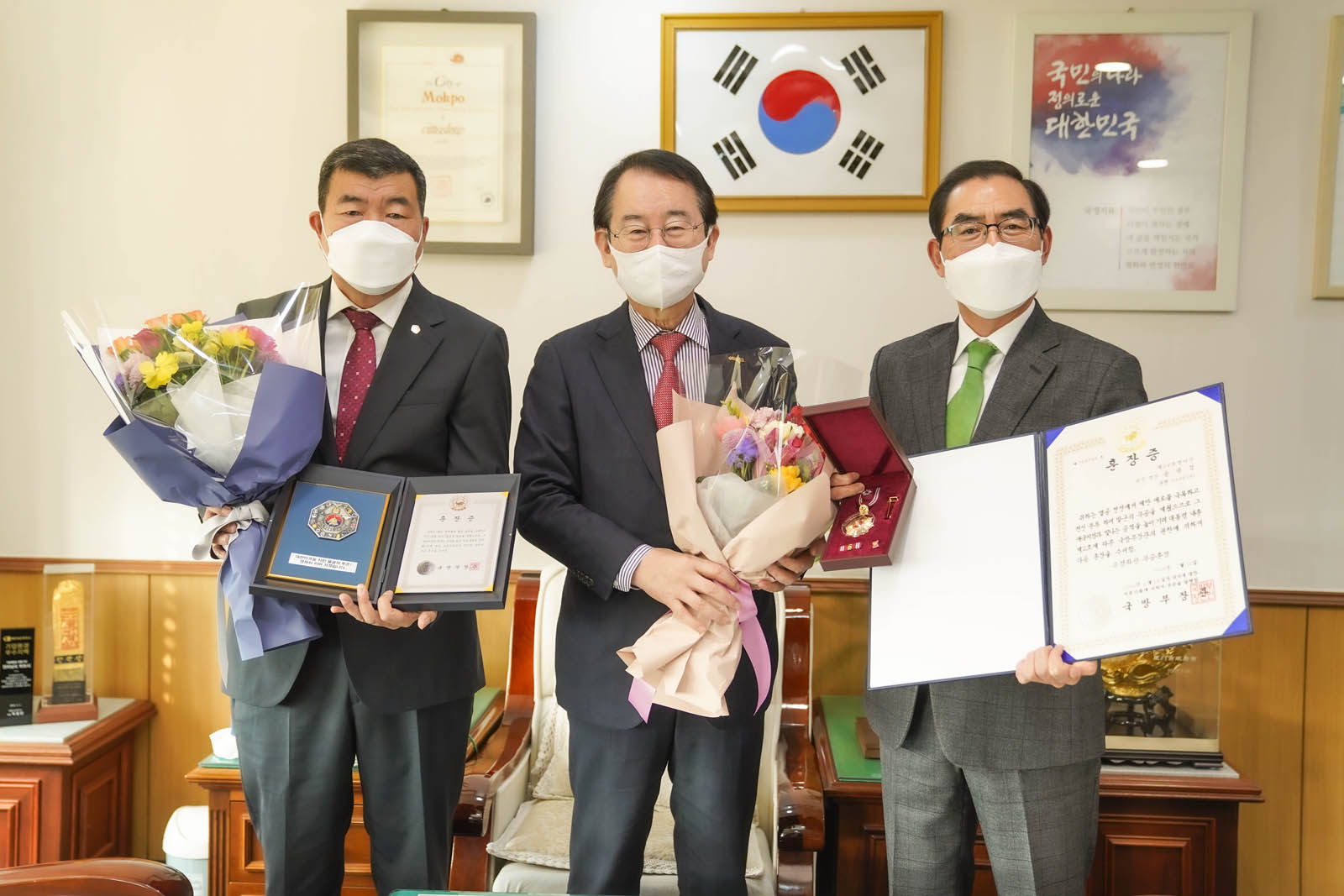 (03.24.시장실) 무공훈장 전수 기념촬영 모습