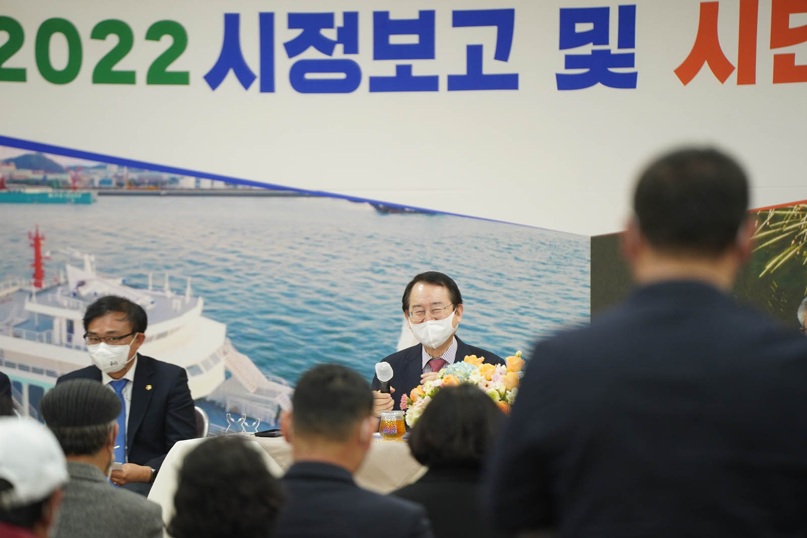 (03.24.목포노인복지회관) 시민의 대화 중 목포 시장이 한 시민의 이야기를 들으며 활짝 웃고 있다.