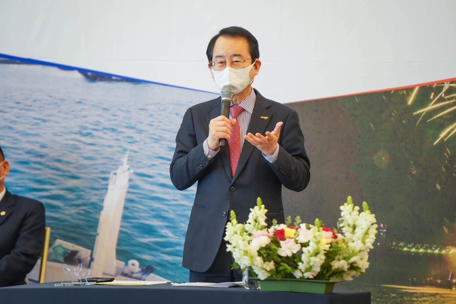 (03.28.예술웨딩컨벤션) 시정보고를 진행하는 목포시장 모습