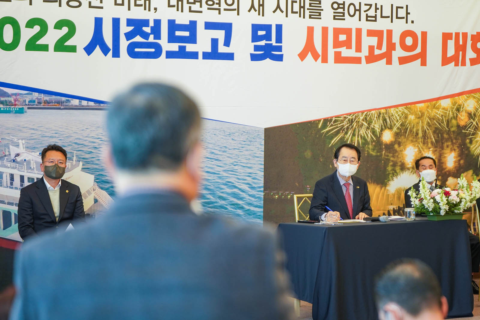 (03.28.예술웨딩컨벤션) 시민과의 대화를 진행하는 목포시장 모습으로 한 중년 남성의 이야기를 시장이 듣고 있다.