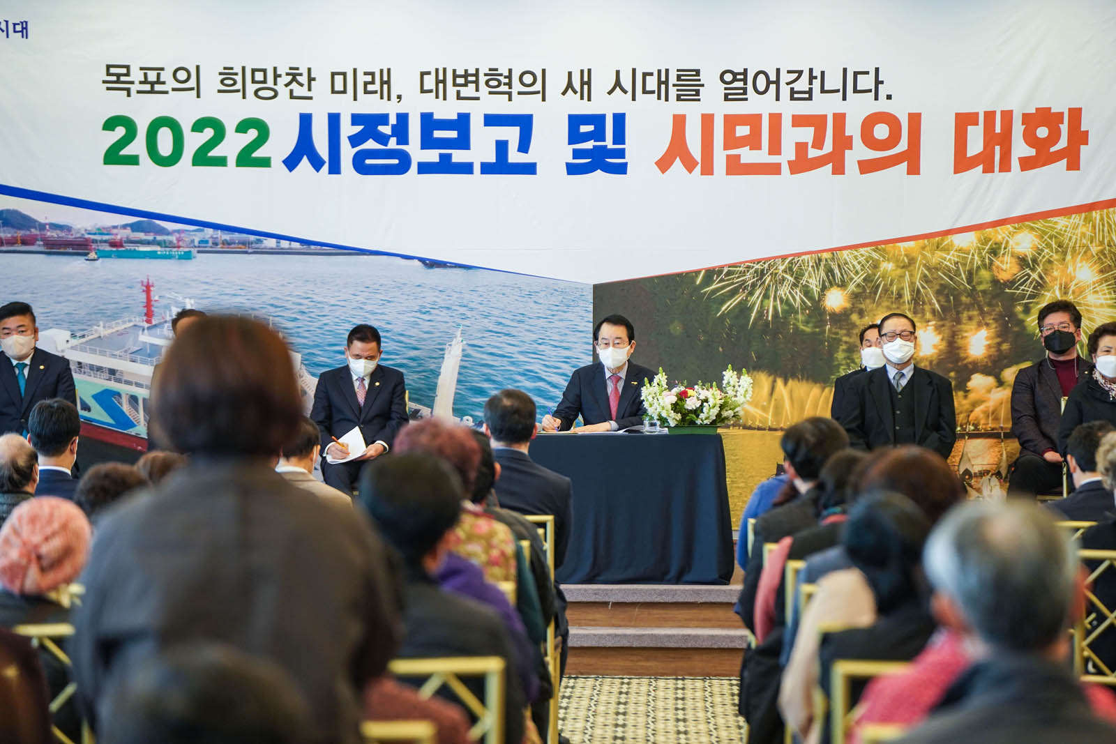 (03.28.예술웨딩컨벤션) 시민과의 대화를 진행하는 목포시장 모습으로 여성의 이야기를 시장이 정리하며 듣고 있다