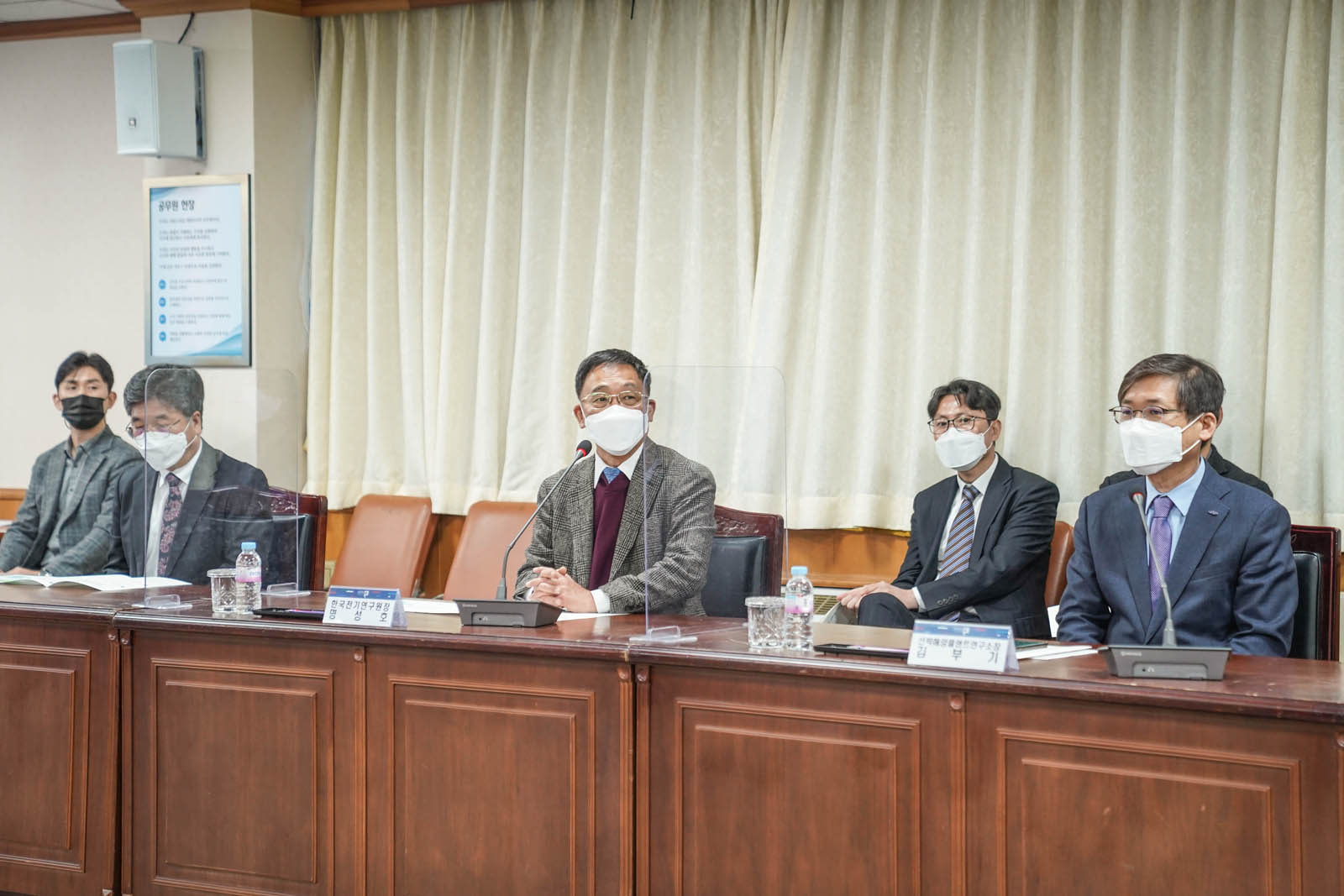 (03.29.상황실) 업무협약식을 진행중인 명성호 한국전기연구원장 모습