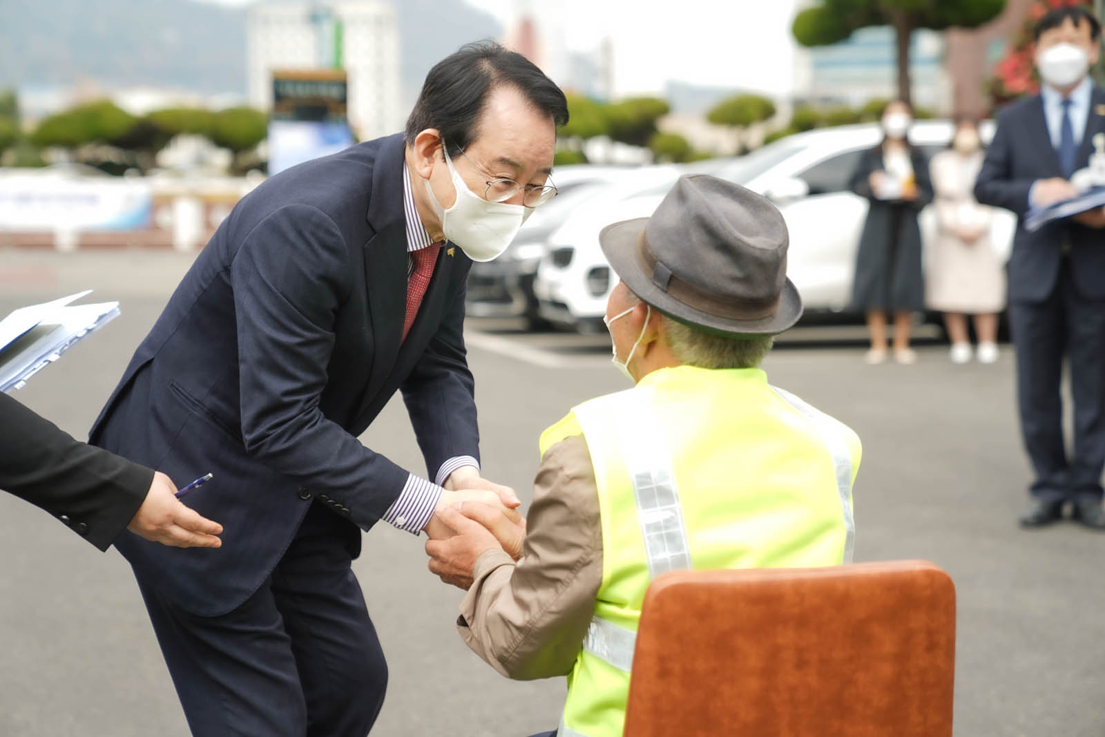 (03.30.용당1동,동명동행정복지센터) 어르신과 악수를 나누는 목포시장의 모습