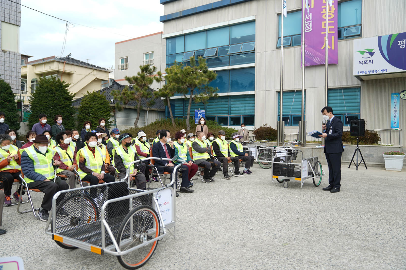 (03.30.용당1동,동명동행정복지센터) 안전손수레 전달식을 진행중인 모습