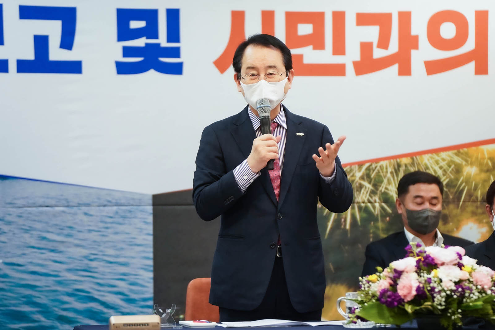 (03.30.에메랄드웨딩홀) 시정보고 및 시민과의 대화를 진행하는 목포시장의 모습