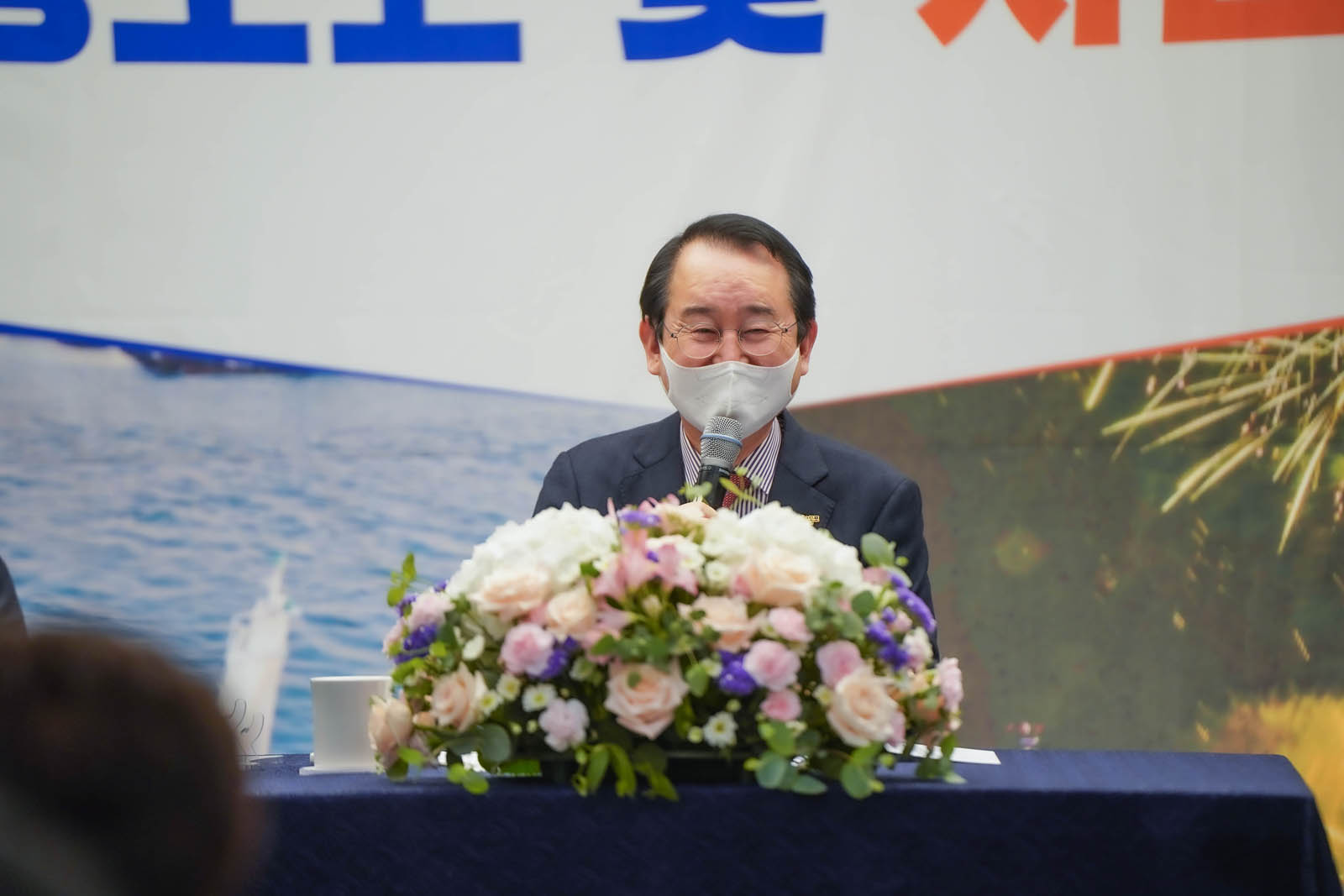 (03.31.샹그리아비치호텔) 시정보고 및 시민과의 대화를 마치는 목포시장의 모습