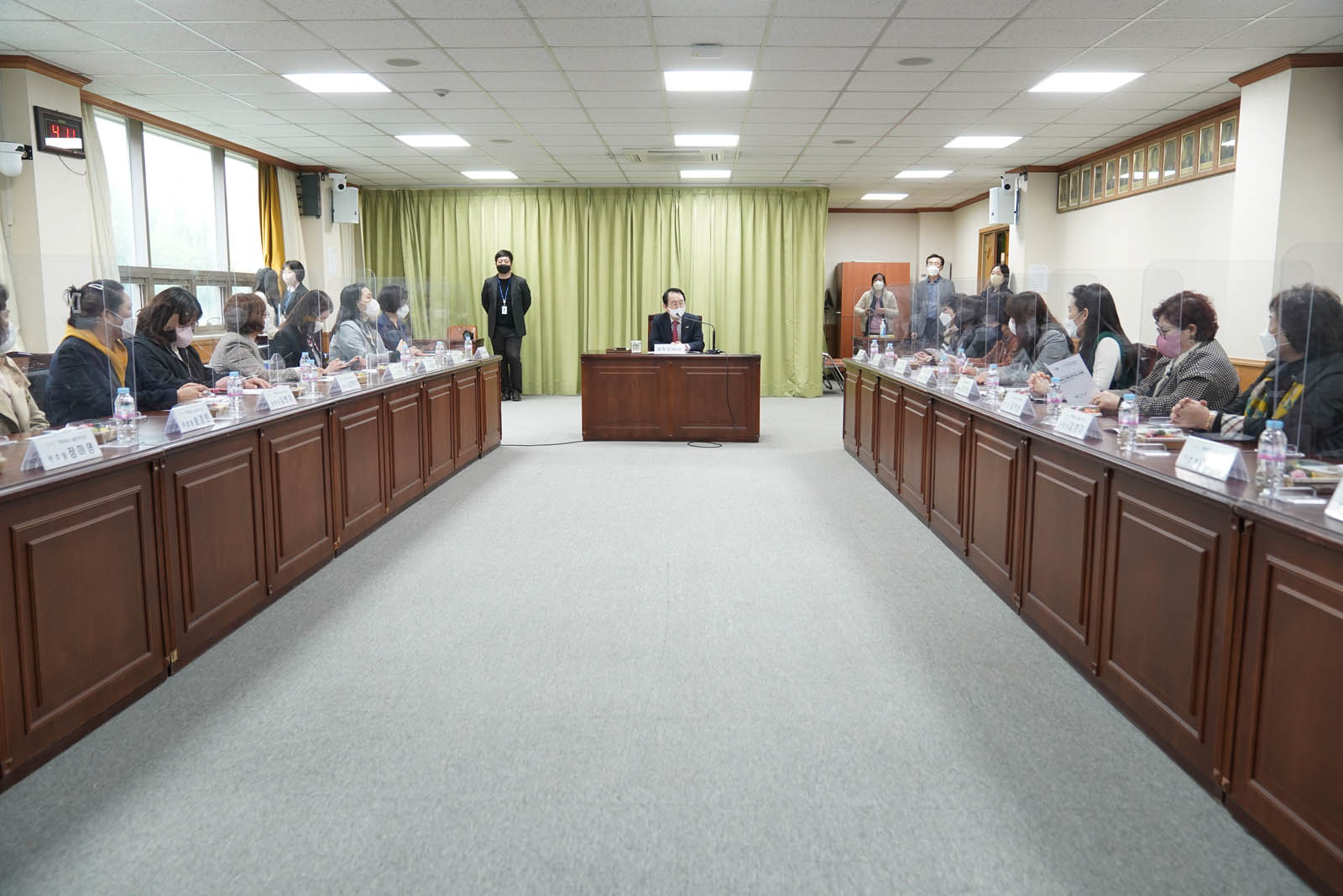 (03.31.상황실) 간담회를 진행중인 모습