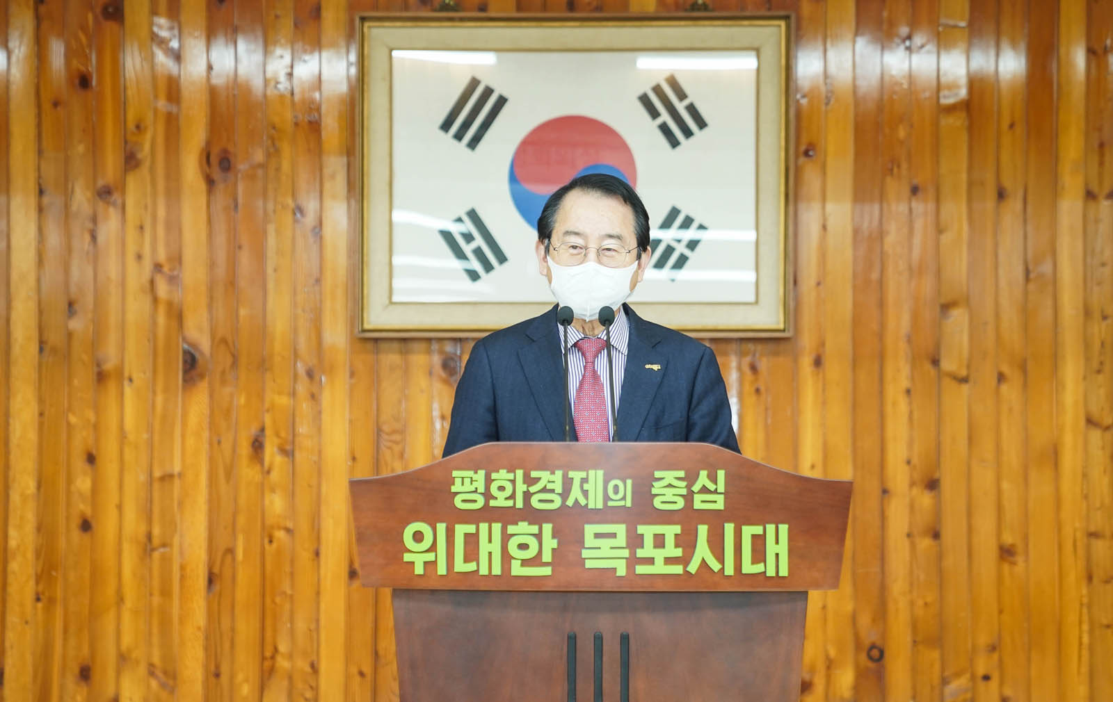 (03.31.회의실) 2022년 정기총회를 진행중인 목포시장의 모습을 정면에서 클로즈업해서 찍은 사진이다