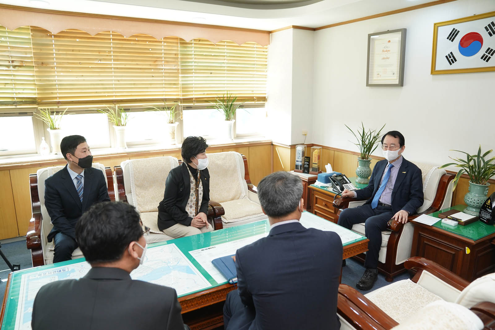 (04.01.시장실) 동부새마을금고 장학금 기탁식에서 목포시장, 김성수이사장과 관계자들이 쇼파에 앉아 대화를 나누는 모습