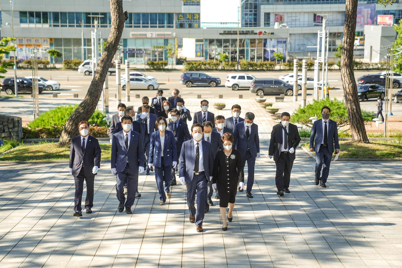 (07.01.현충탑) 현충문 정렬 후 입장하는 목포시장의 모습