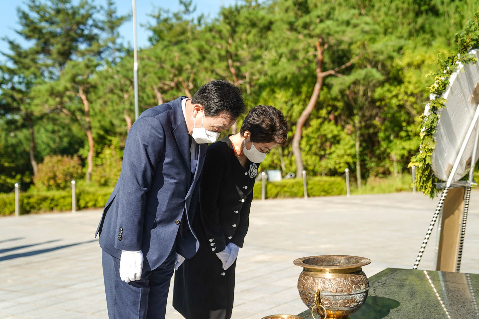 (07.01.현충탑) 순국선열과 호국영령에 대한 경례를 하는 모습