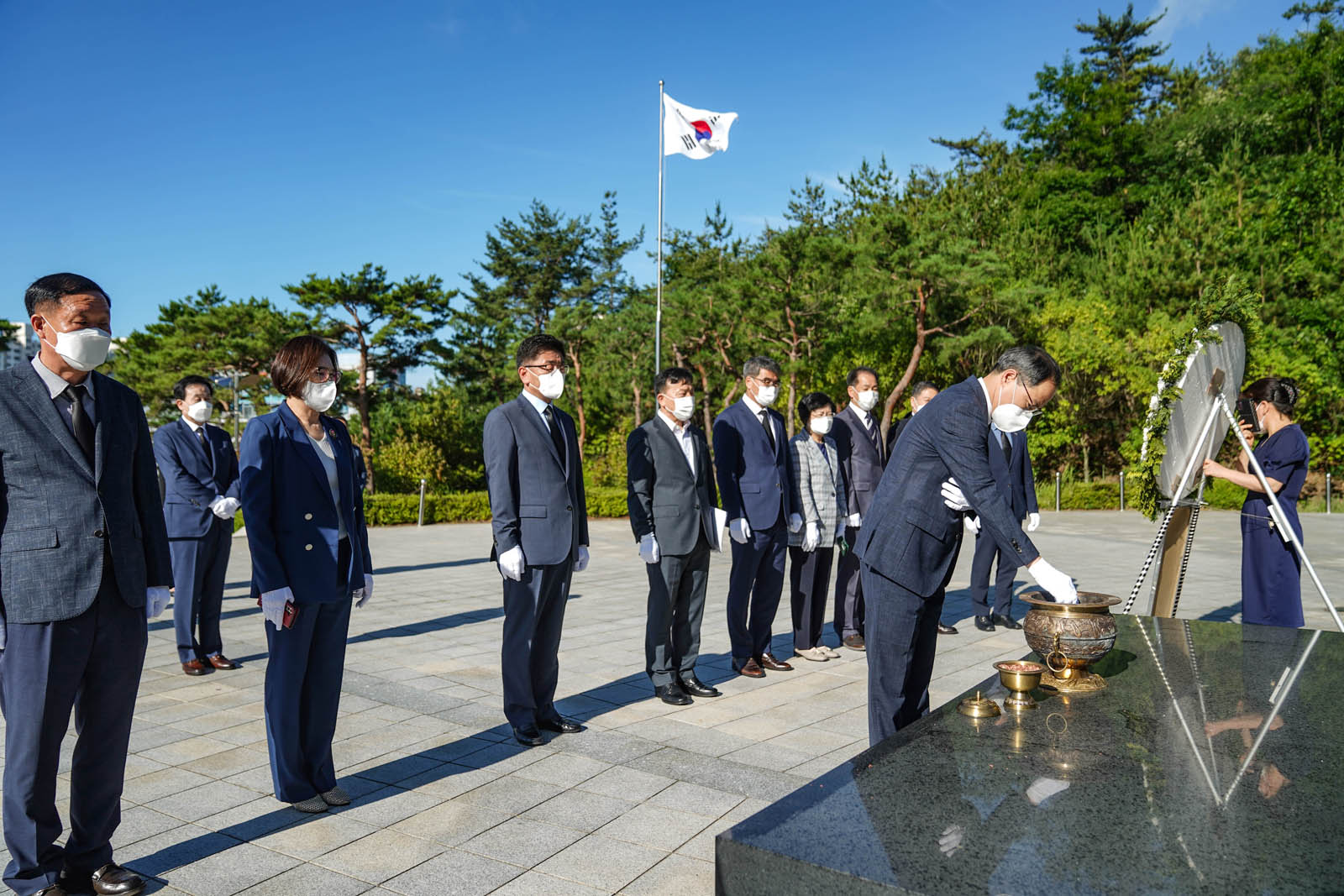 (07.01.현충탑) 순국선열과 호국영령에 대한 경례를 마치는 모습