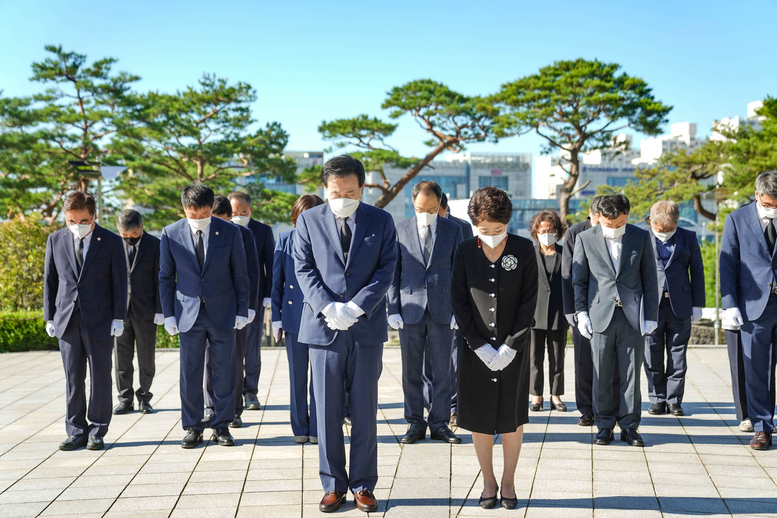 (07.01.현충탑) 시장 부부와 참석자들이 모두 묵념하고 있다