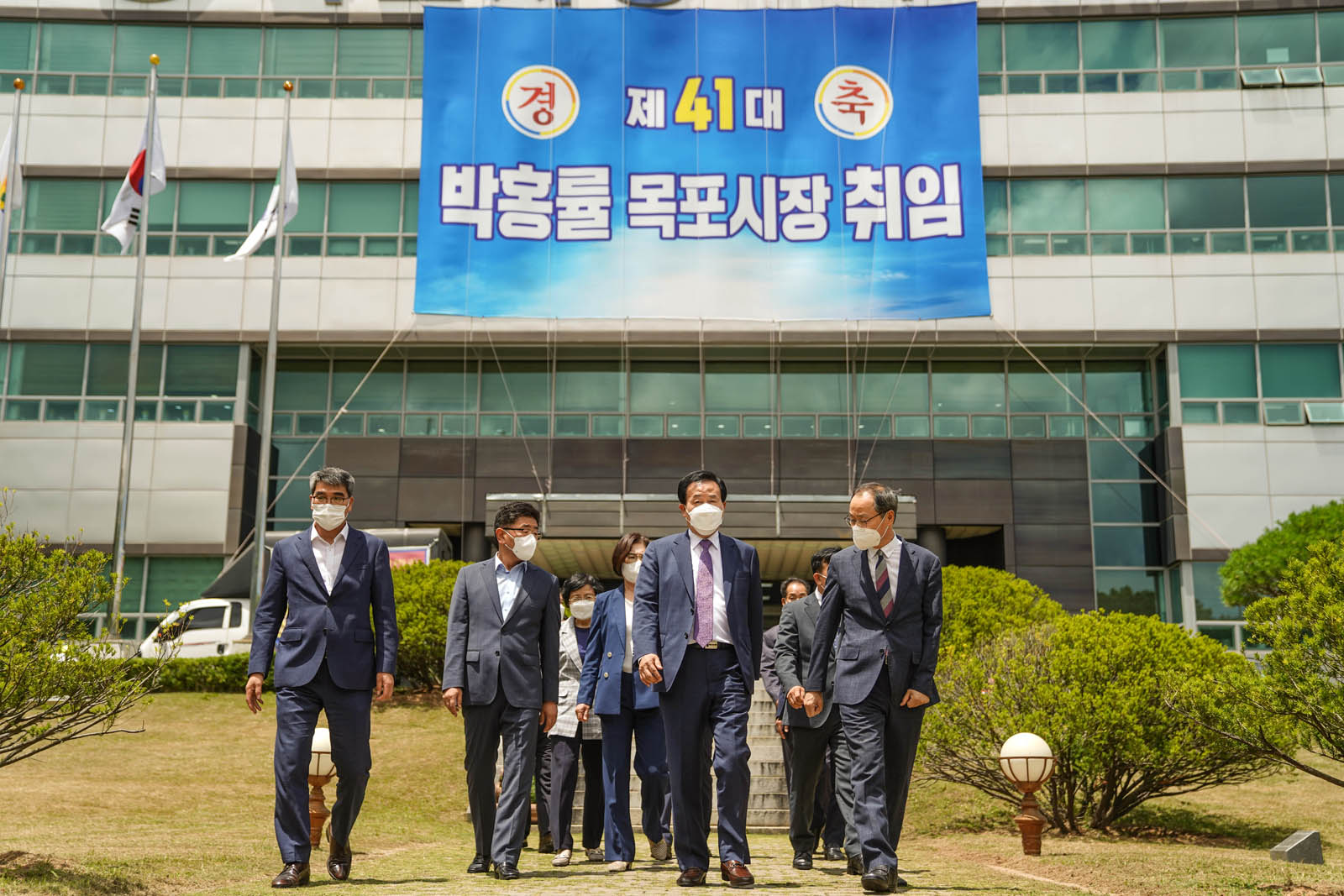 (07.01.시청사 앞뜰) 목포시장의 기념식수전 입장하는 모습
