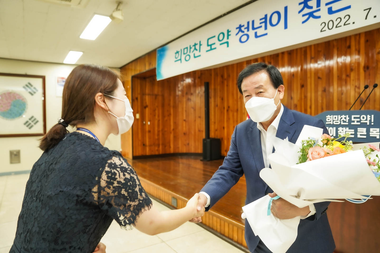 (07.04.회의실) 목포시장과의 악수를 나누는 모습