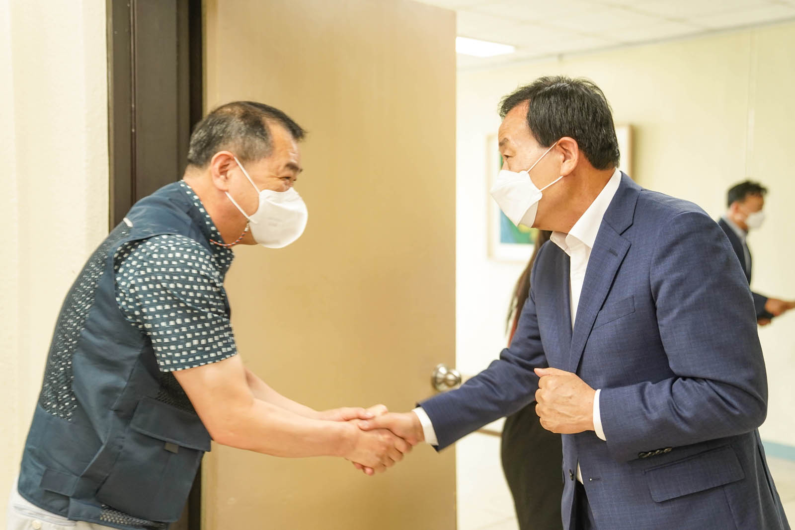 (07.04.회의실) 목포시장과의 악수를 나누는 모습