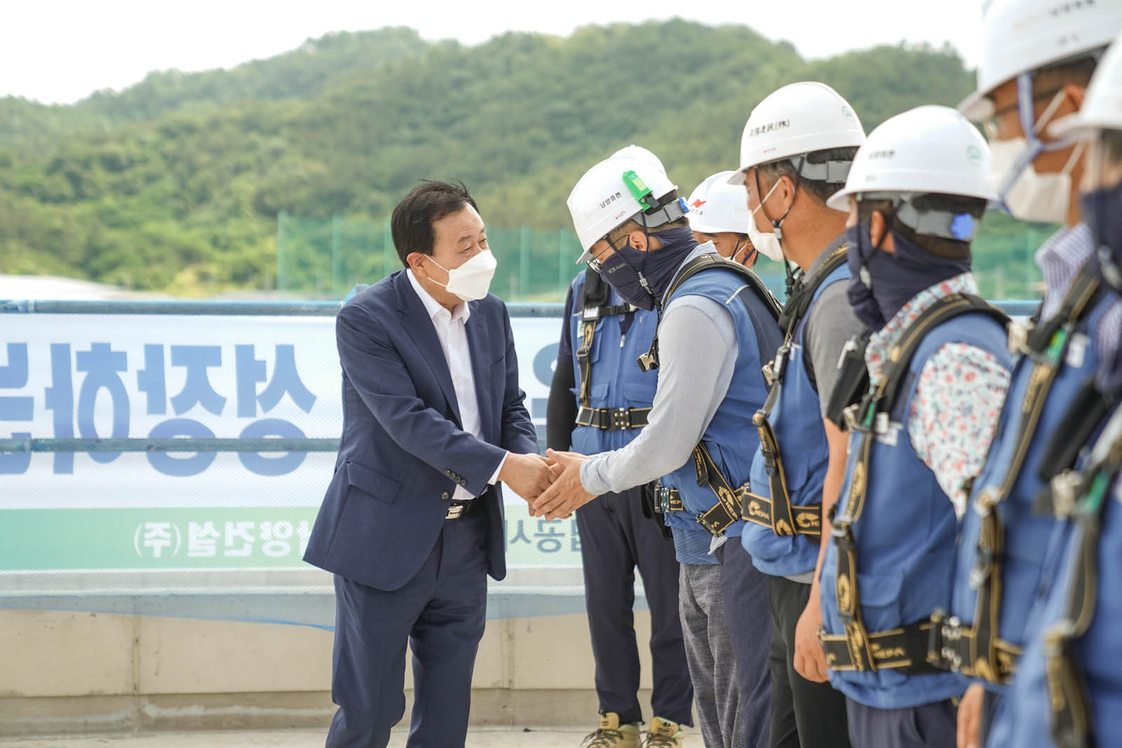 (07.04.종합경기장,목포시노인복지관) 목포시장과의 악수를 나누는 모습