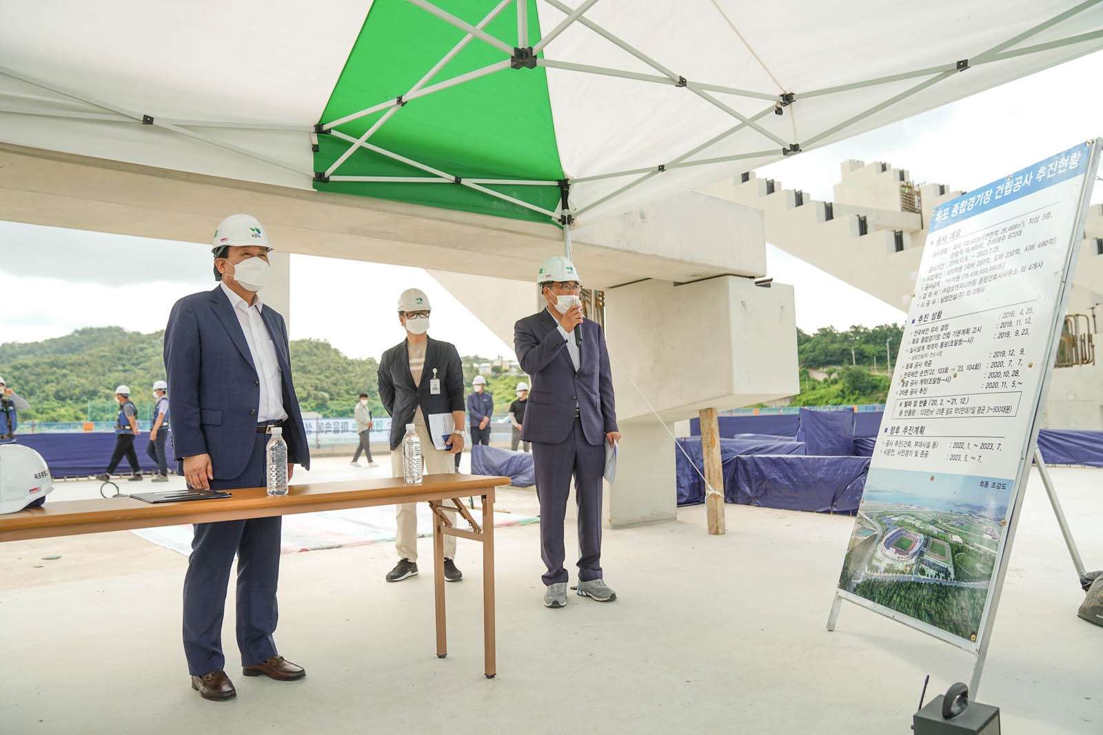 (07.04.종합경기장,목포시노인복지관) 목포 종합경기장 건축공사 추진현황을 보고있는 목포시장의 모습