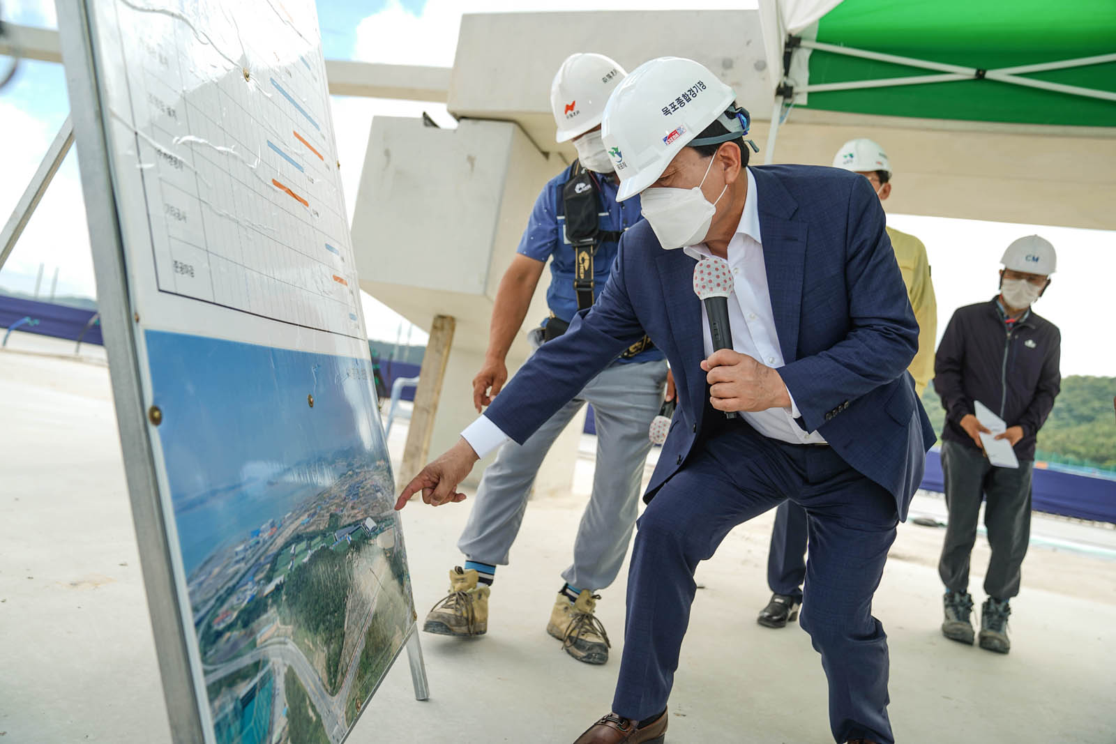 (07.04.종합경기장,목포시노인복지관) 공정계획표를 보고있는 목포시장의 모습