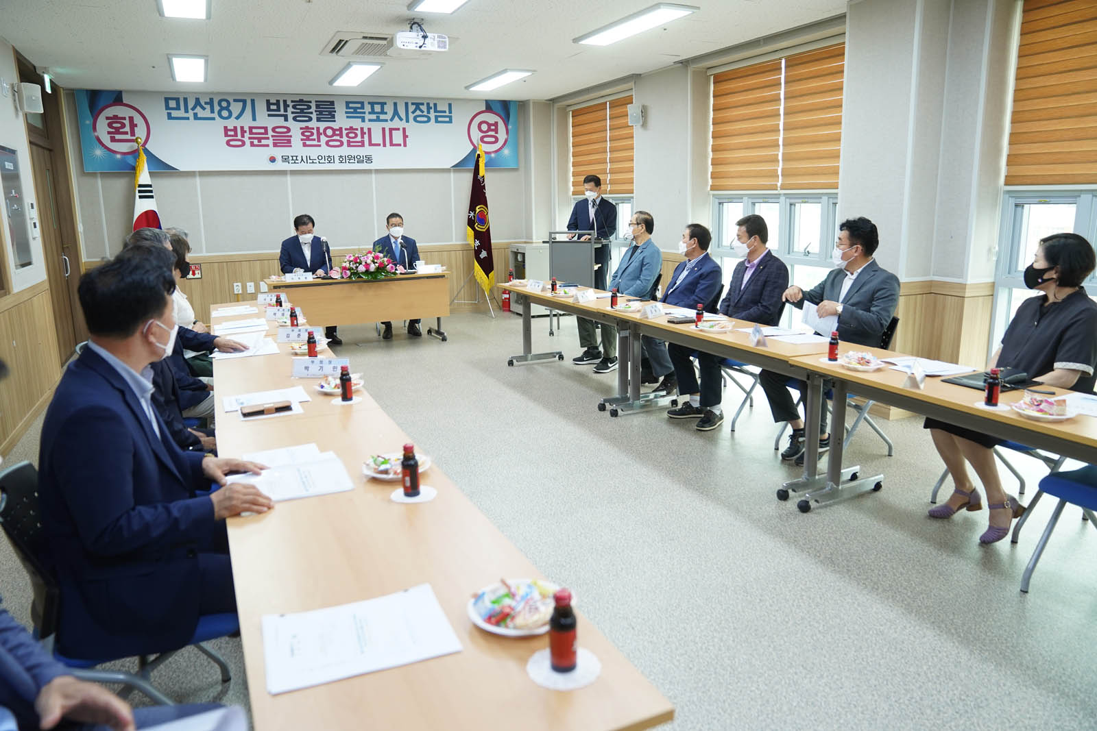 (07.04.종합경기장,목포시노인복지관) 목포시노인복지관에서 회의를 진행중인 목포시장의 모습