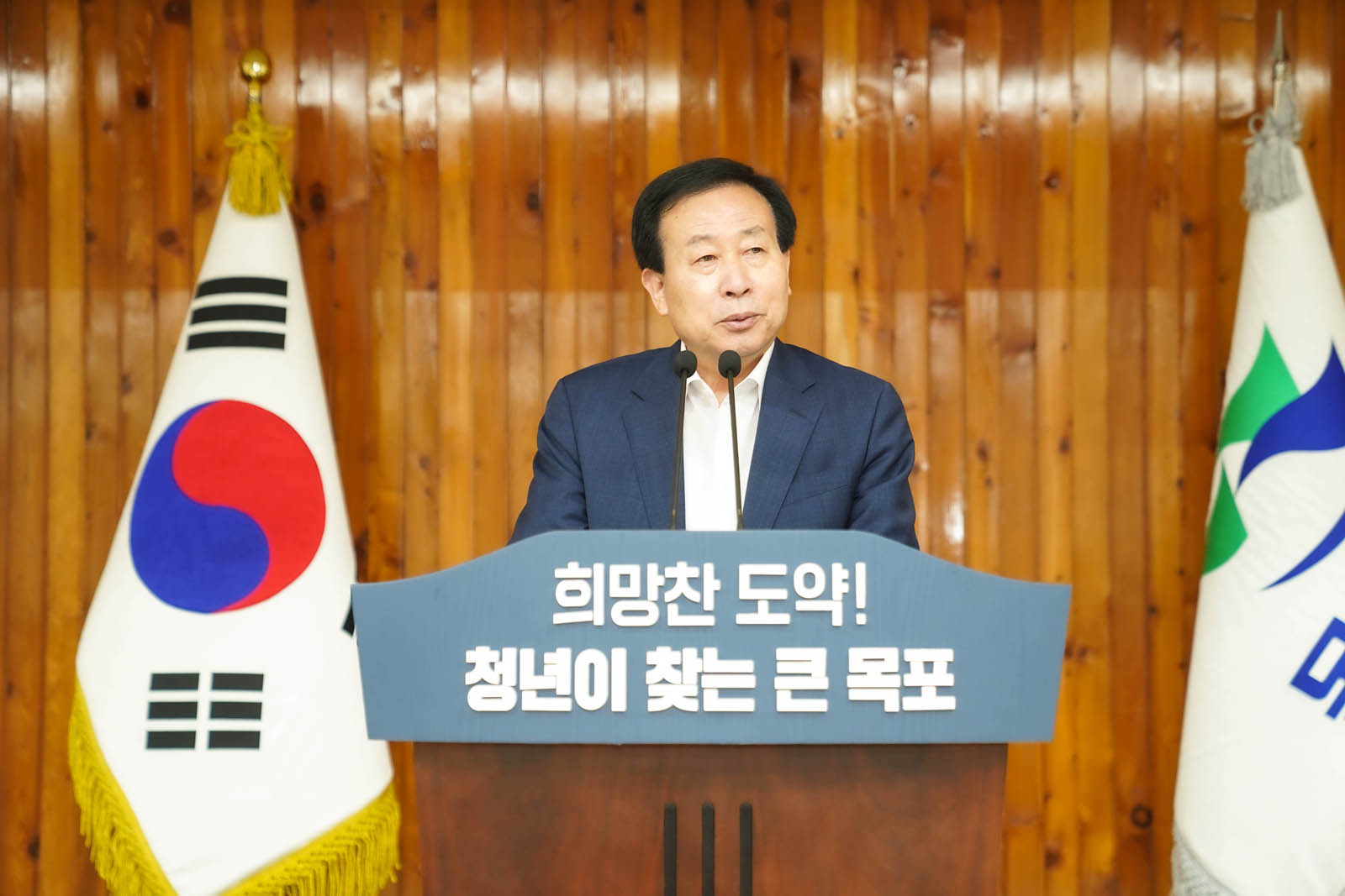 (07.05.회의실) 목포시장의 이임식을 진행하는 모습