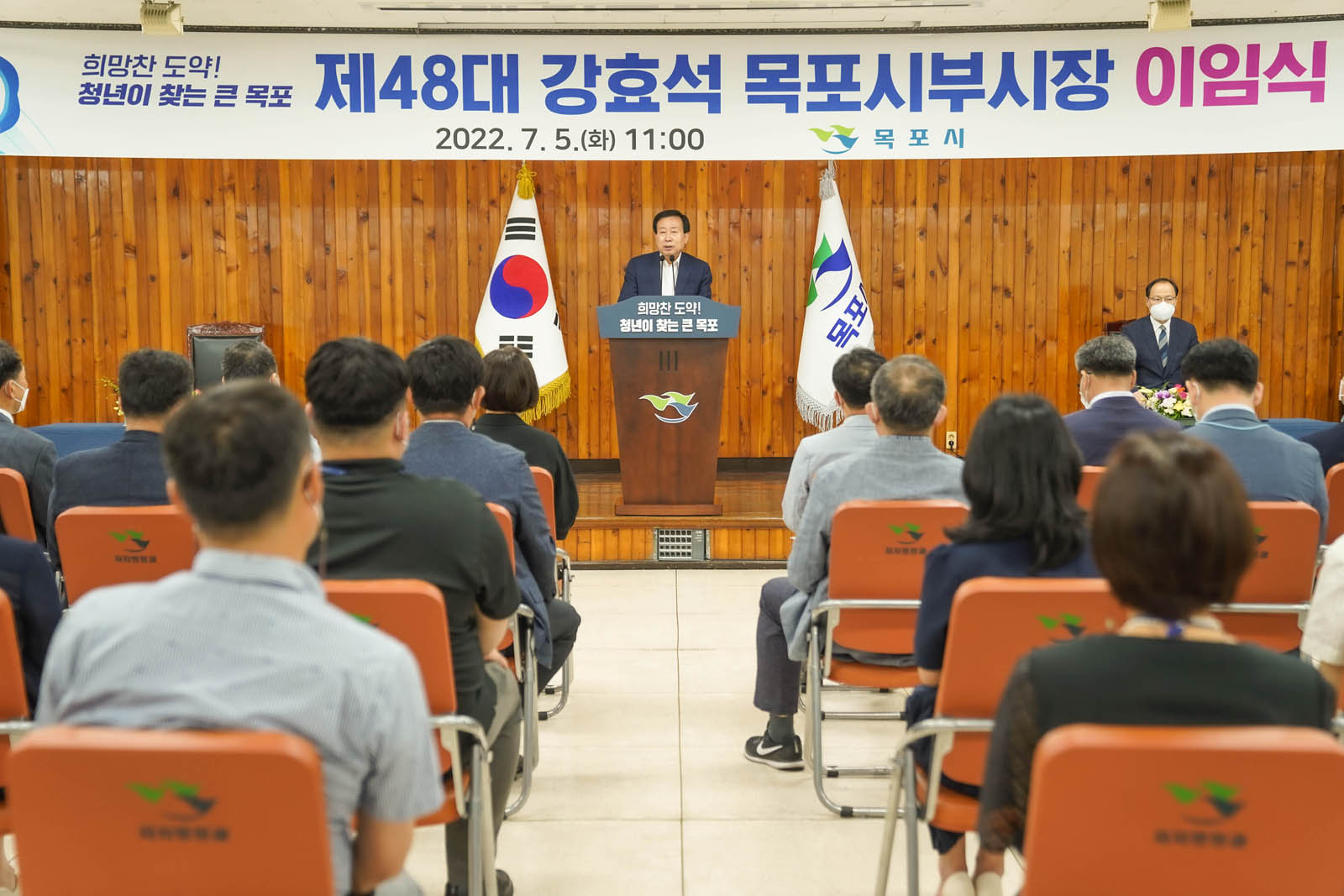 (07.05.회의실) 목포시장의 이임식을 진행하는 모습