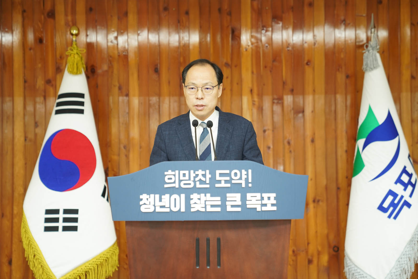 (07.05.회의실) 강효석 부시장의 이임식을 진행하는 모습
