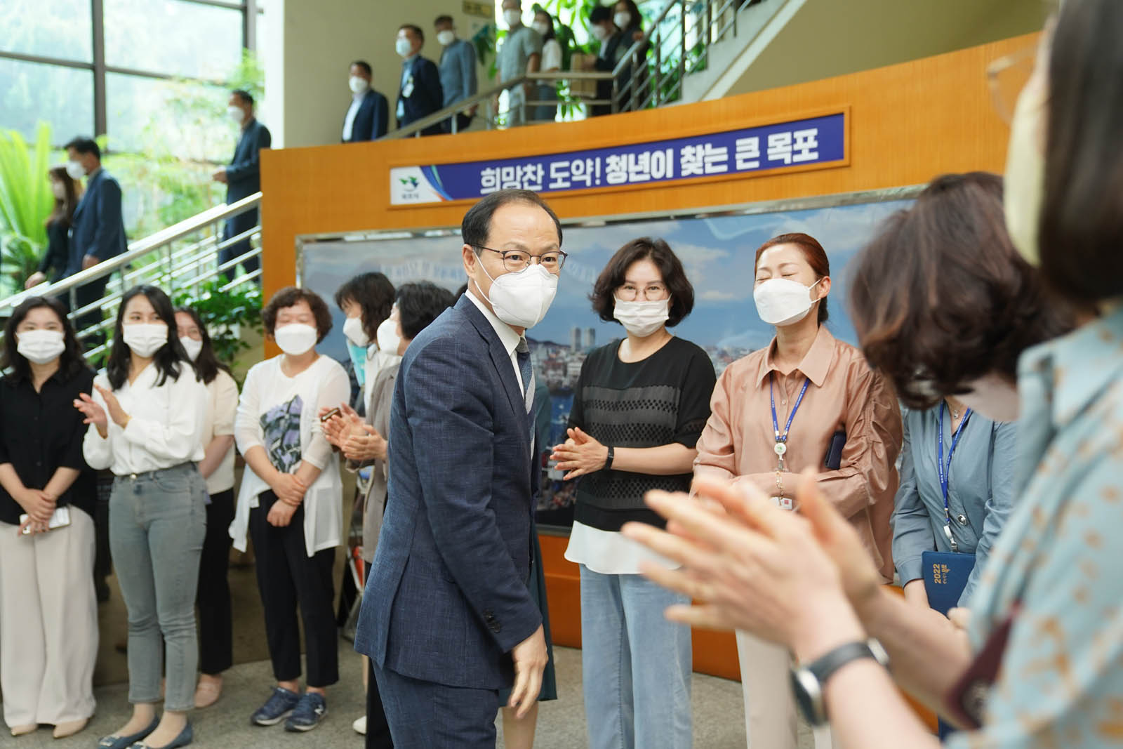 (07.05.회의실) 이임식을 마치고 박수를 받는 강효석 부시장의 모습