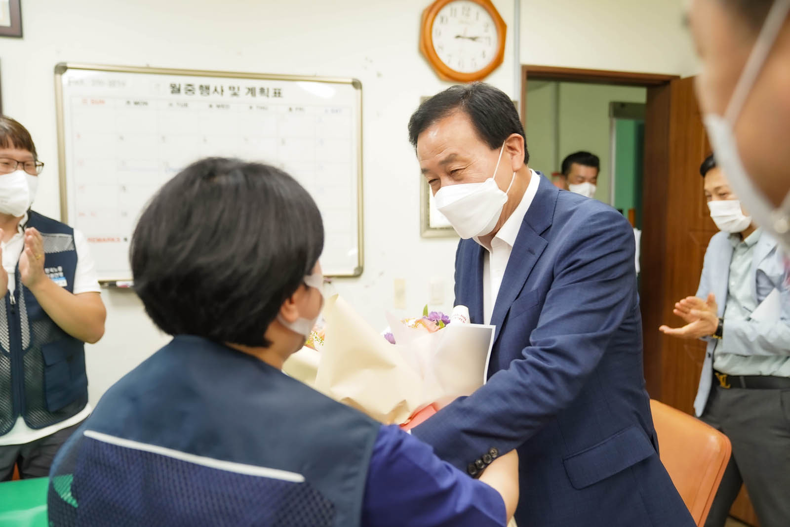 (07.05.공무원노조사무실) 목포시장의 공무원노조 사무실을 방문하는 모습