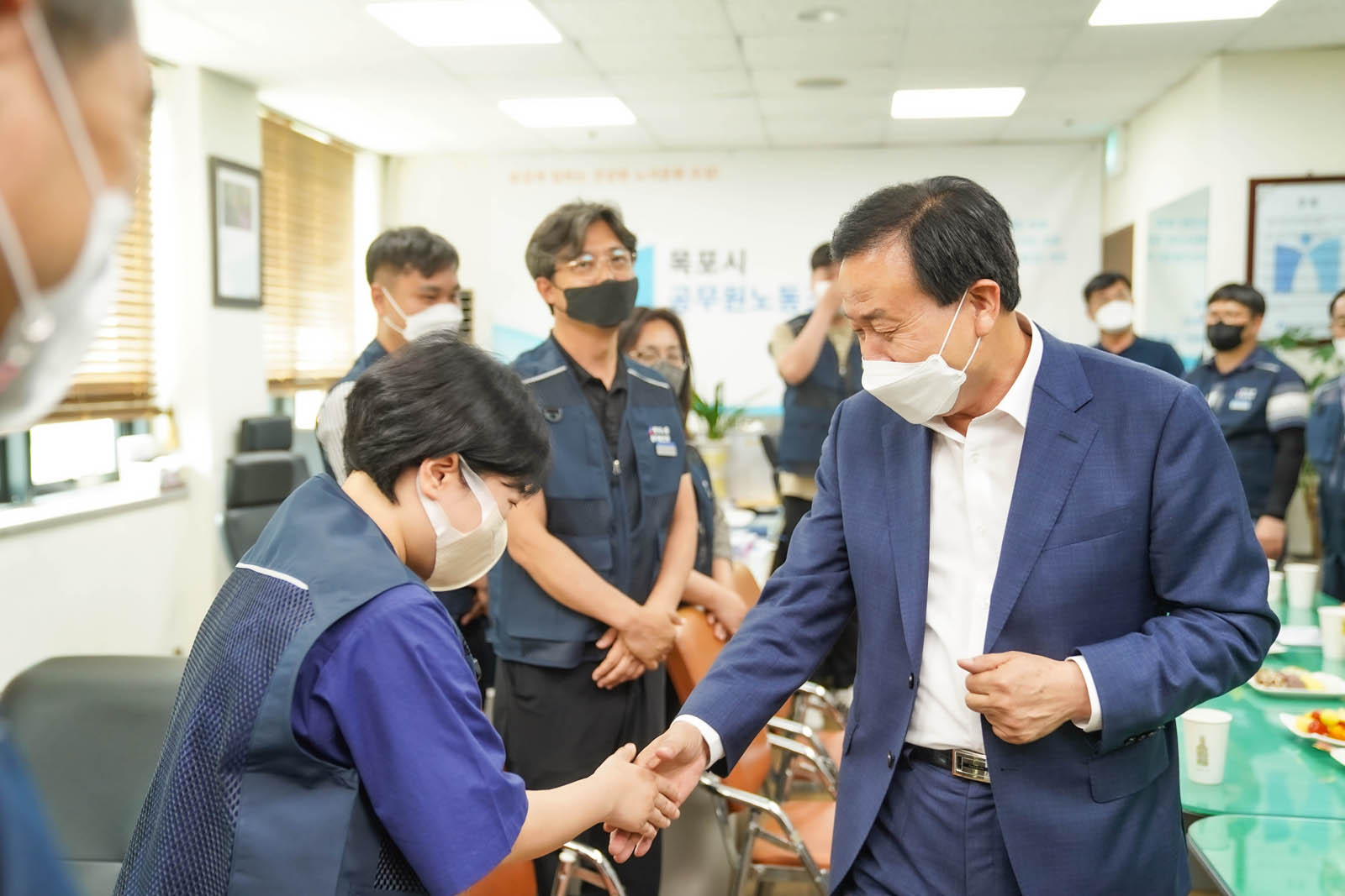 (07.05.공무원노조사무실) 목포시장과 악수를 나누는 모습