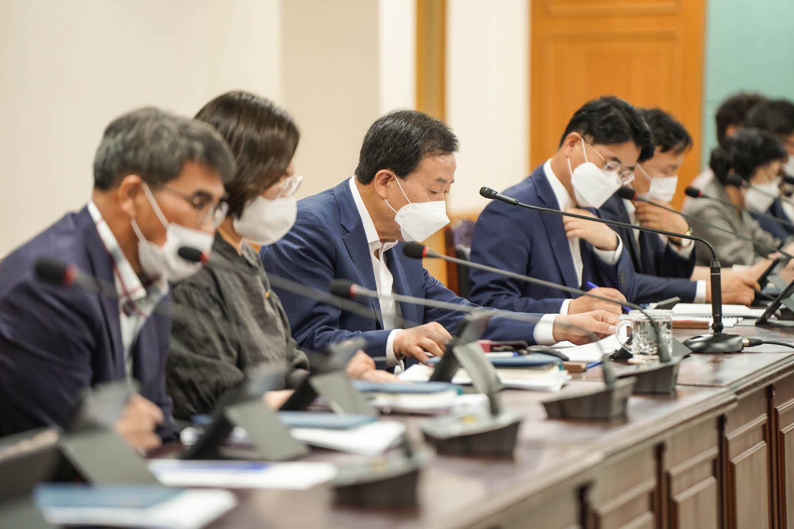 (07.06.상황실) 목포시장의 회의 내용들을 정리하는 모습