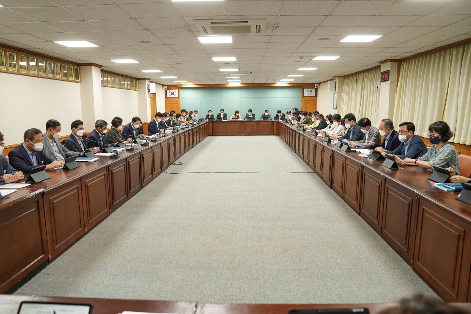 (07.06.상황실) 상황실에서 7월 시정현안회의를 하는 모습