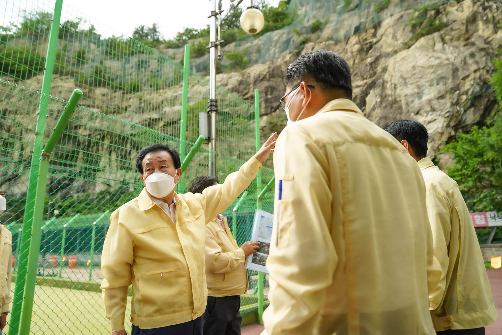 (07.06.임성지구,산정4지구) 장마철로 인한 산사태를 대비하여 대책을 방안하는 목포시장의 모습